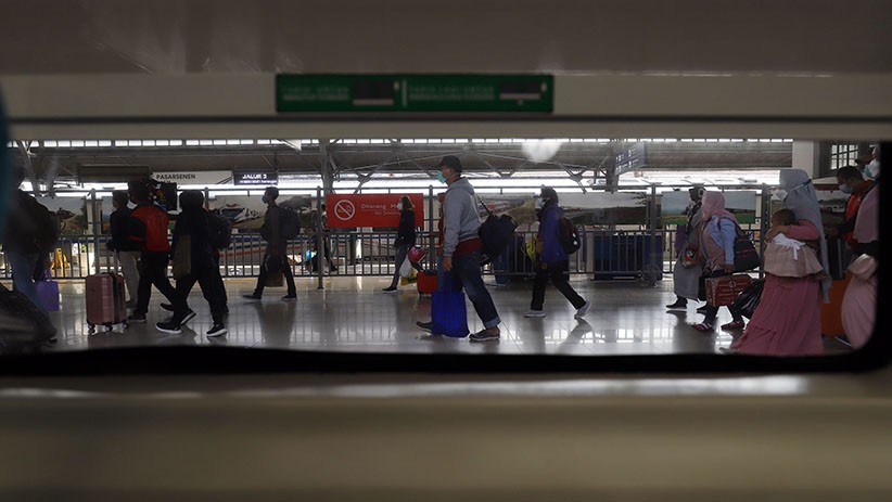 Arus Balik Lebaran, Stasiun Pasar Senen Dipadati Pemudik - Bagian 5