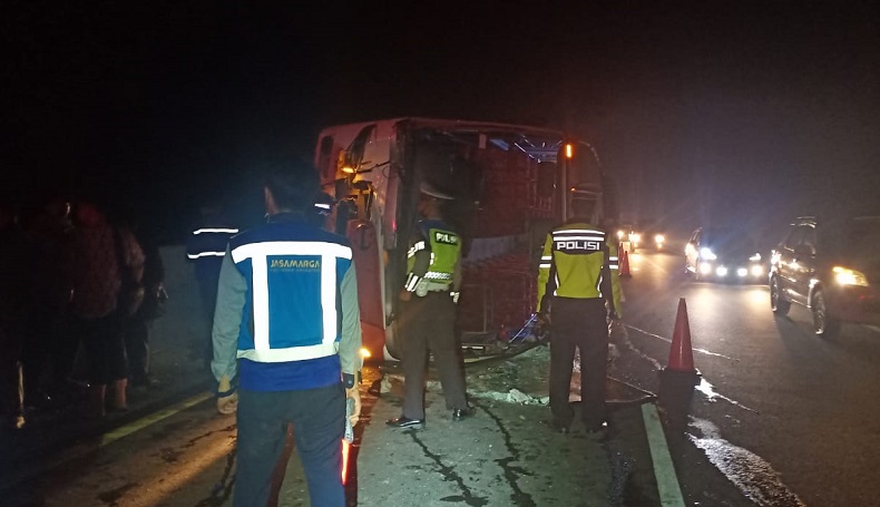 Bus Primajasa Gagal Ngerem dan Terbalik di Tol Cipularang Purwakarta, 8 Luka-luka