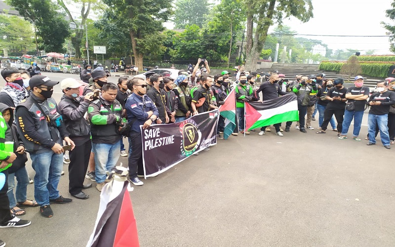 title Driver Online Bandung Raya Serukan Save Palestina di Gedung Sate Bandung Driver Online Bandung Raya Serukan Save Palestina di Gedung Sate Bandung