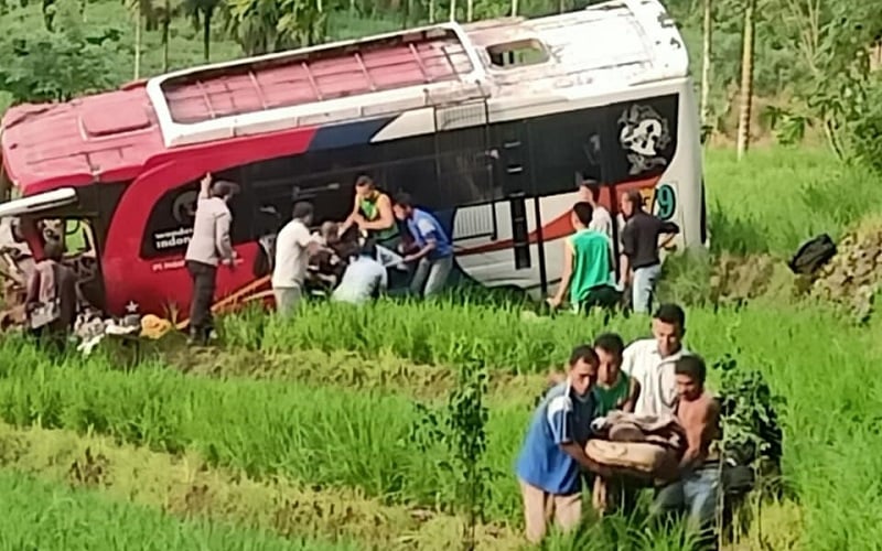 Korban Tewas Kecelakaan Bus Kondangan Terjun Ke Sawah Jadi 2 Orang