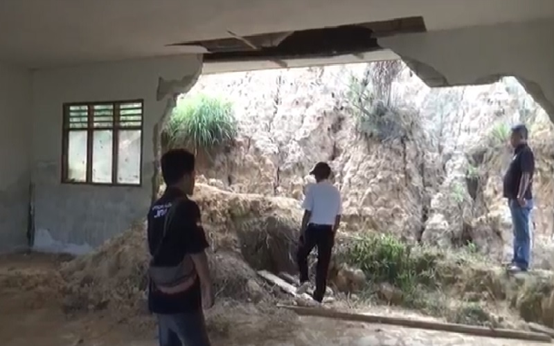 title Longsor Terjang Sekolah di Tana Toraja, Dinding Jebol Longsor Terjang Sekolah di Tana Toraja, Dinding Jebol