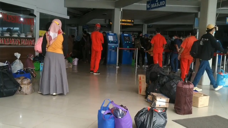 Satgas Perketat Pengawasan Menuju Bakauheni, Pelabuhan Merak Dipadati Penumpang