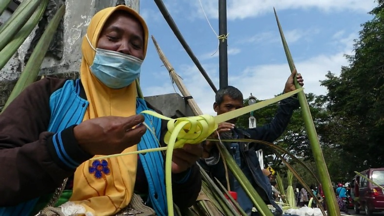 Jelang Tradisi Syawalan, Pedagang Janur Ketupat Menjamur di Jalur Pantura Demak 