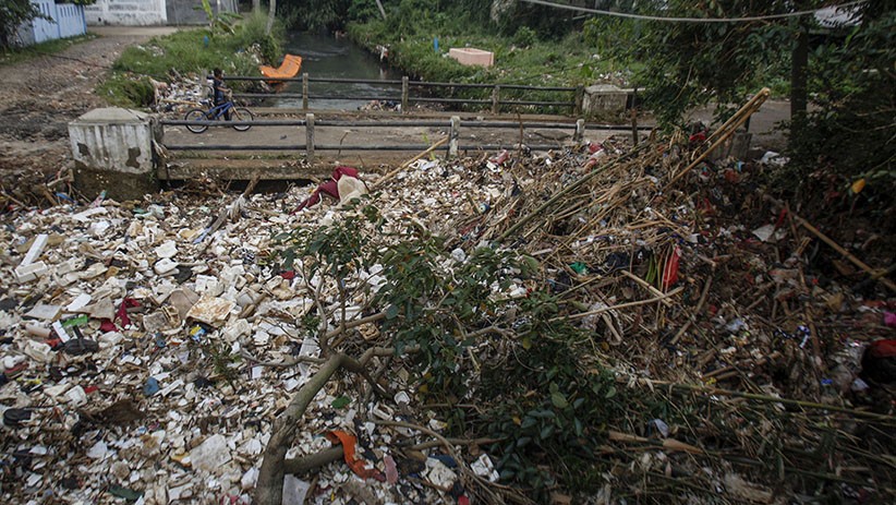 Sampah Menumpuk di Kali Baru Cilebut Bogor Sebabkan Banjir - Bagian 2