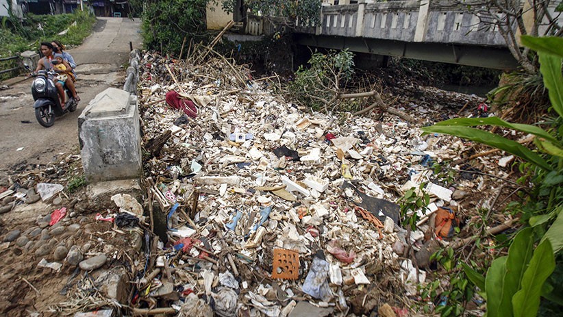 Sampah Menumpuk di Kali Baru Cilebut Bogor Sebabkan Banjir - Bagian 1