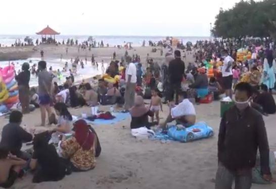 Rayakan Lebaran Ketupat, Warga Kampung Jawa di Denpasar Padati Pantai Sanur