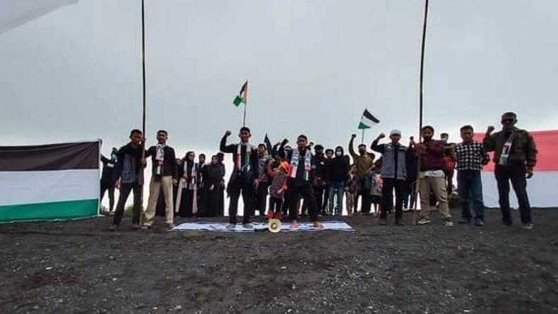 title Aksi Bela Palestina, Umat Islam Tasikmalaya Long March 25 Km ke Kawah Galunggung Aksi Bela Palestina, Umat Islam Tasikmalaya Long March 25 Km ke Kawah Galunggung