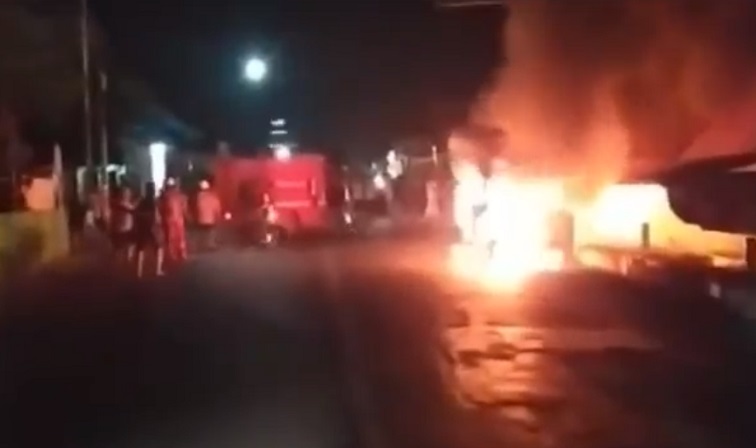 Ditinggal Makan Bakso, Minibus di Kota Probolinggo Ludes Terbakar