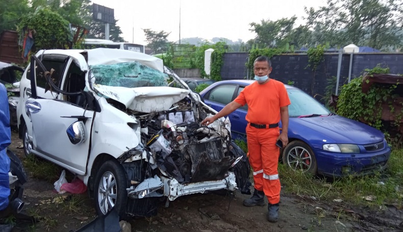 Avanza Tabrak Truk Rongsokan di Tol Cipularang Purwakarta, 1 Tewas 7 Luka-luka