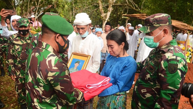 title Isak Tangis Iringi Pemakaman Praka M Alif Nur Angkotasan yang Gugur di Papua Isak Tangis Iringi Pemakaman Praka M Alif Nur Angkotasan yang Gugur di Papua