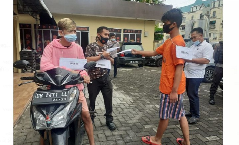 Rekonstruksi Pembunuhan di Manado, Kedua Tersangka Bergantian Menikam Korban
