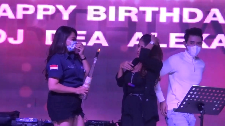 title Acara Ultah Dibubarkan Satgas Covid, DJ Cantik di Makassar Batal Tiup Lilin Acara Ultah Dibubarkan Satgas Covid, DJ Cantik di Makassar Batal Tiup Lilin