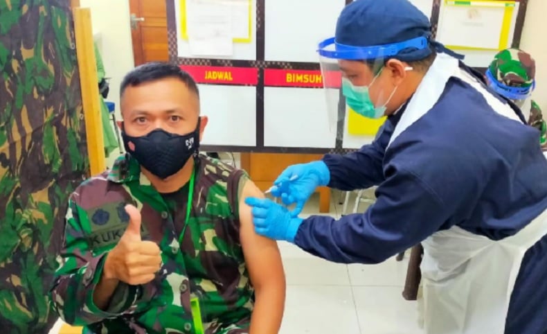 Sukseskan Vaksinasi, Prajurit TNI Yonif Raider 641/Bru Disuntik Vaksin Covid-19