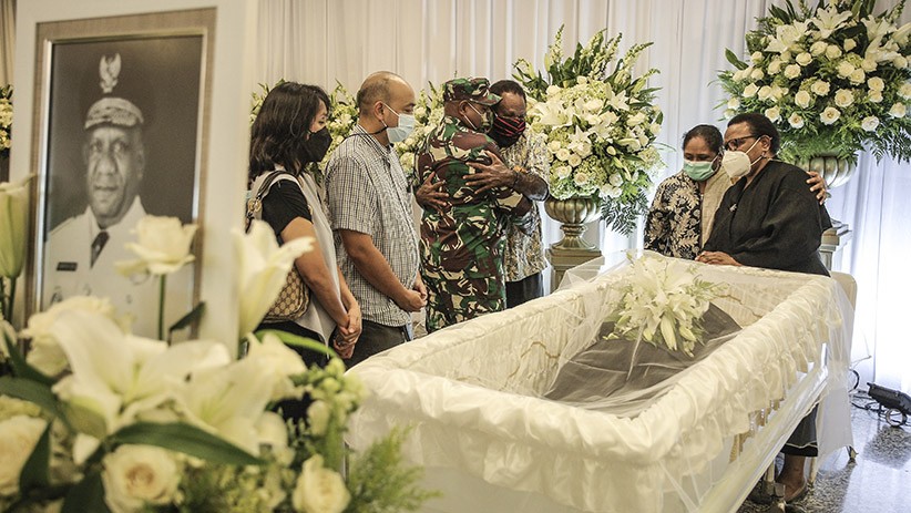 Jenazah Wakil Gubernur Papua Klemen Tinal Disemayamkan di RSPAD Gatot Subroto - Bagian 1