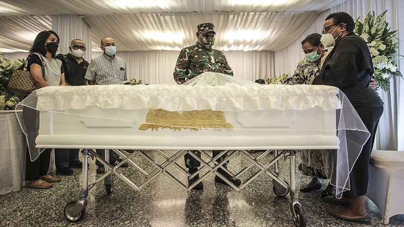 Jenazah Wakil Gubernur Papua Klemen Tinal Disemayamkan di RSPAD Gatot Subroto - Bagian 2