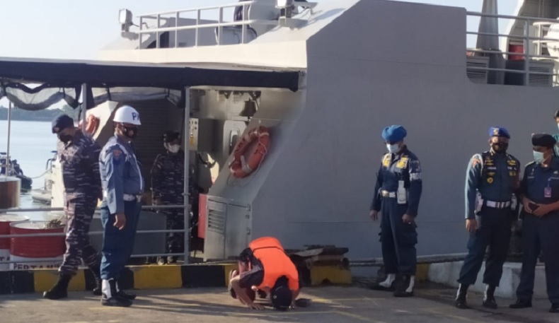 Selamat dari Musibah, 19 ABK KM Bandar Nelayan 188 Sujud Syukur di Pelabuhan Benoa