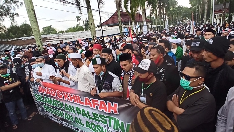 title Aksi Dukung Palestina, Warga Babel Bertahan Diguyur Hujan Deras Aksi Dukung Palestina, Warga Babel Bertahan Diguyur Hujan Deras