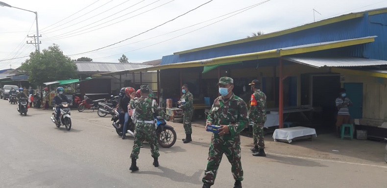 Dandim 1208/Sambas Bagikan Masker untuk Warga 