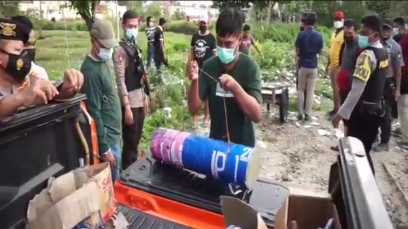 Gerebek Kampung Mercon di Bangkalan, Polisi Sita 142 Petasan untuk Perayaan Ketupat