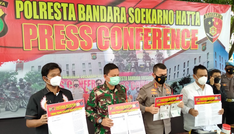 title Waduh, 2 WNA Inggris Kabur saat Menuju Karantina Covid-19 Waduh, 2 WNA Inggris Kabur saat Menuju Karantina Covid-19