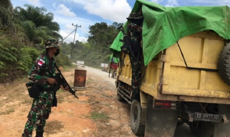 Satgas Pamtas Tangkap Truk Angkut Ribuan Botol Miras Ilegal di Wilayah Perbatasan