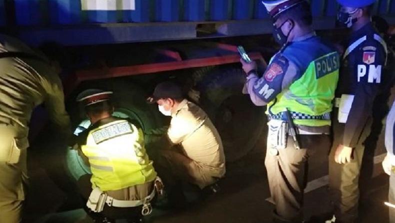 Parkir Liar di Pinggir Jalan, 17 Truk Digembosi Petugas Gabungan di Bitung