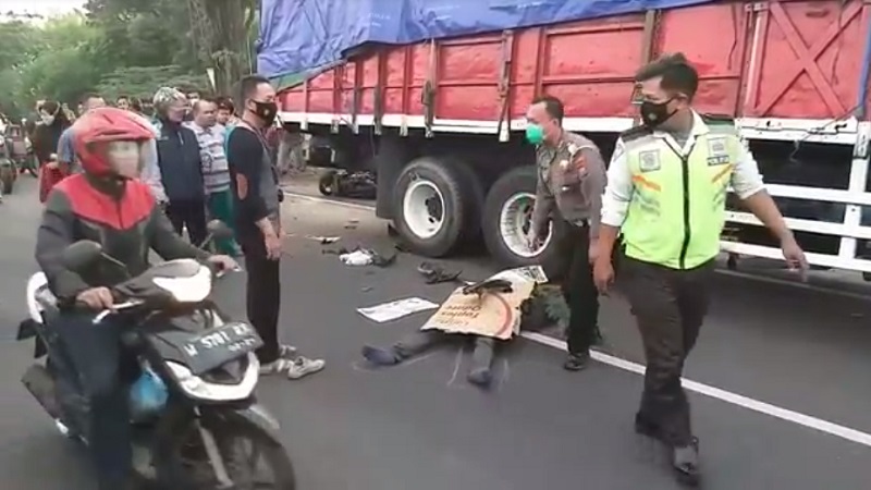 title Pemotor Tewas Tabrak Truk Mogok di Pasuruan, Korban Diduga Mengantuk Pemotor Tewas Tabrak Truk Mogok di Pasuruan, Korban Diduga Mengantuk