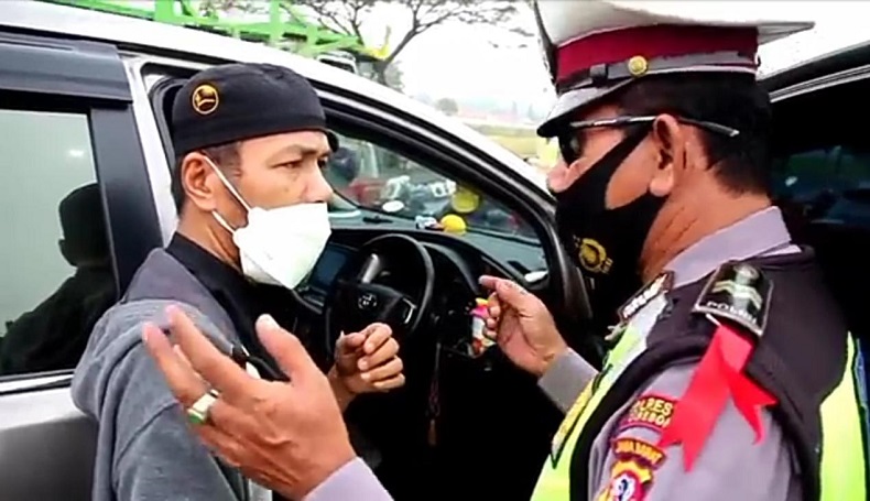 Tolak Rapid Test Antigen, Perantau Bersitegang dengan Petugas di Pos Rawagatel Cirebon