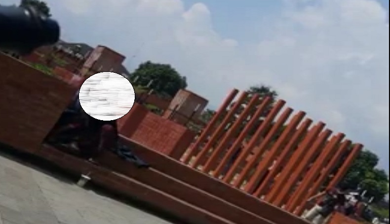 Tak Peduli Banyak yang Lihat, Sepasang Remaja Asyik Bercumbu di Alun-alun Majalengka