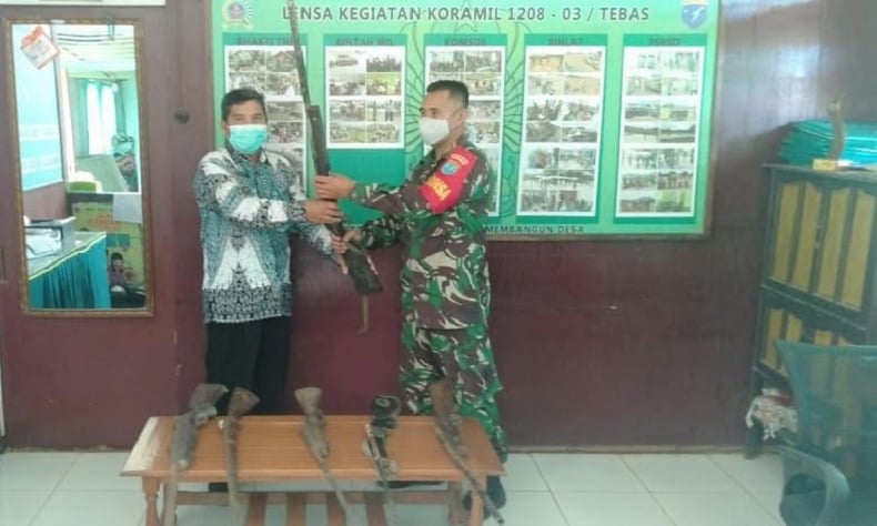 title Sukarela, Warga Sambas Serahkan Enam Pucuk Senjata Api Rakitan ke TNI Sukarela, Warga Sambas Serahkan Enam Pucuk Senjata Api Rakitan ke TNI