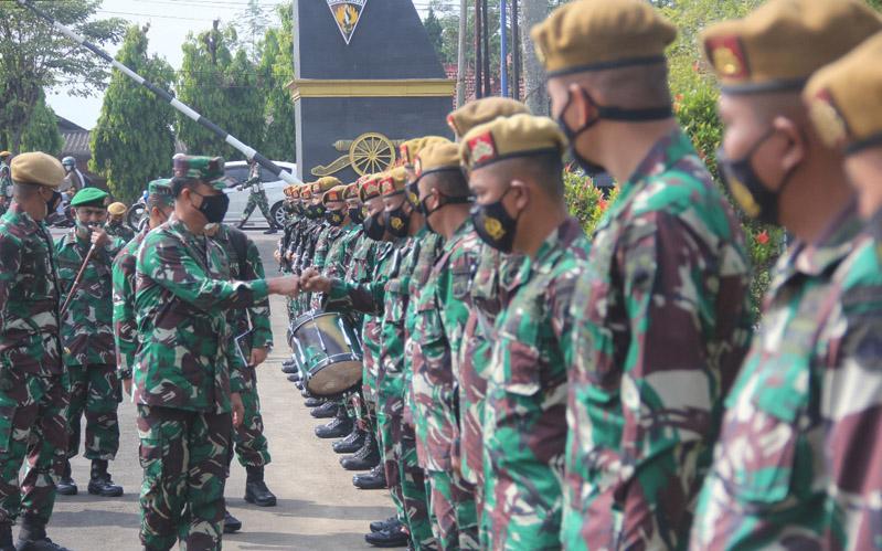  Waasops Kasad Tinjau Kesiapan Satuan dalam Bidang Alutsista Yonarmed 3/105 Tarik/NP