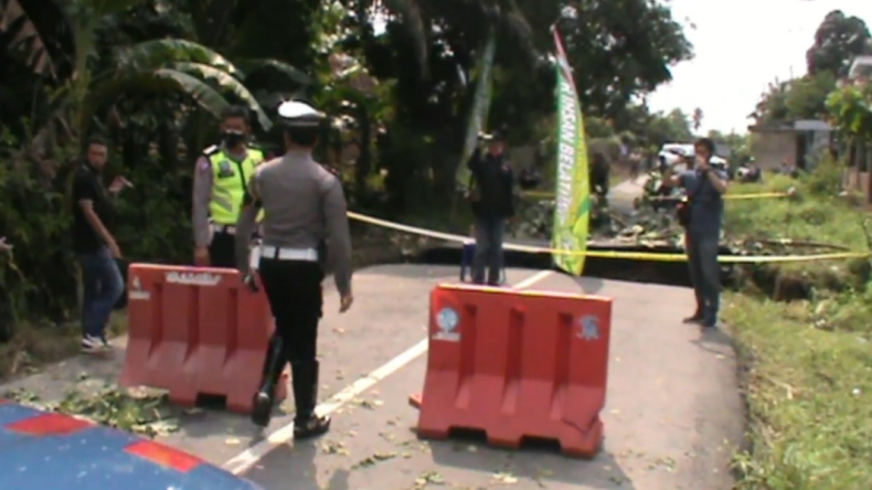 Jalan Putus, Akses 2 Kabupaten dan 4 Kecamatan di OKU Terisolir