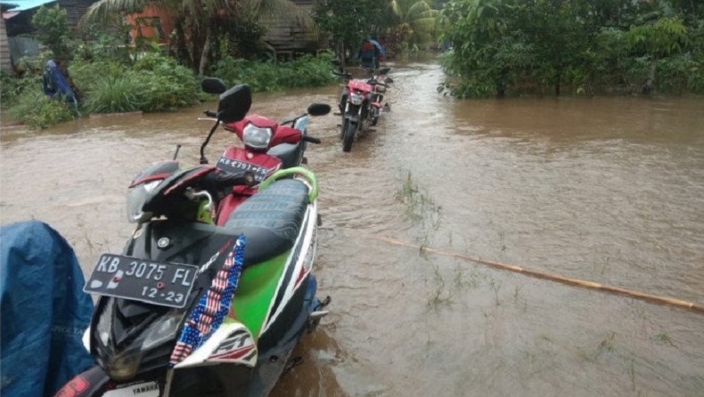 title Banjir Terjang Jalan Nasional Kalis-Putussibau, 1 Warga Tewas Terjatuh saat Bantu Pengendara Banjir Terjang Jalan Nasional Kalis-Putussibau, 1 Warga Tewas Terjatuh saat Bantu Pengendara