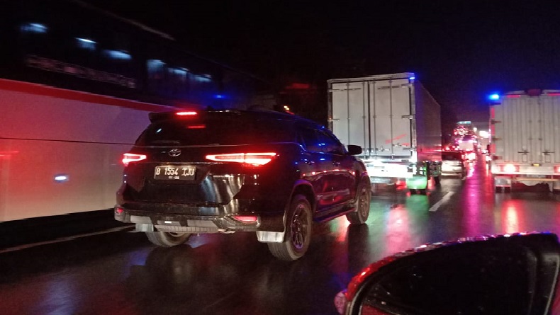 Kendaraan Terjebak Kemacetan di Tol Cipularang Arah Jakarta, Diduga Ada Kecelakaan
