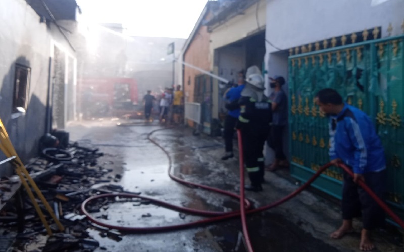title Rumah Sekaligus Ruko di Kuningan Ludes Terbakar, Penghuni Selamat Rumah Sekaligus Ruko di Kuningan Ludes Terbakar, Penghuni Selamat