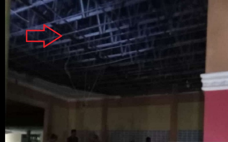 Gempa Blitar, Ini Penampakan Plafon Aula Balai Desa Jebol