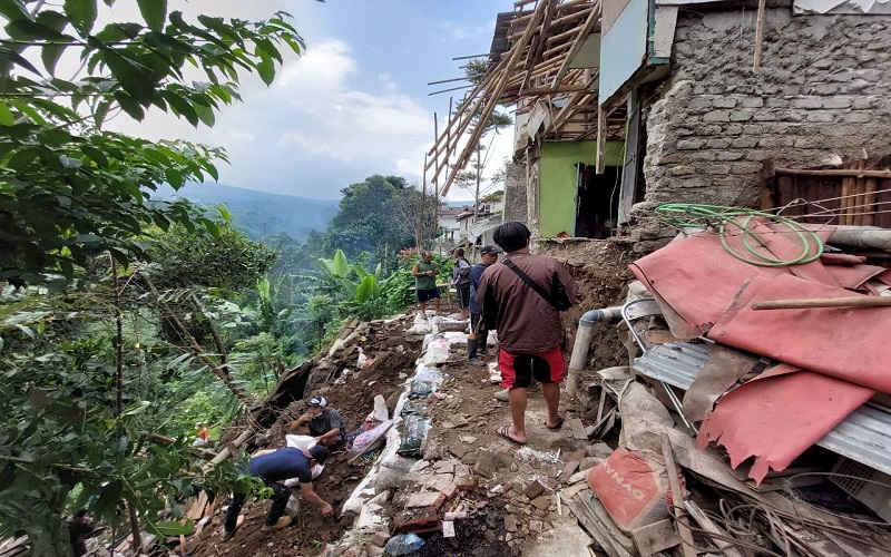 Dinding Rumah Ambruk Terseret Pondasi Longsor, Timpa Makam Warga