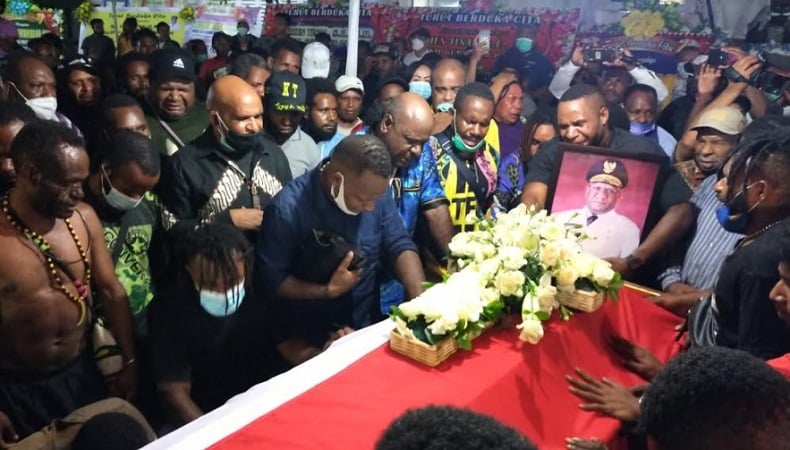 Jenazah Wagub Papua Klemen Tinal Dimakamkan di Pendopo Rumah Jabatan Bupati Mimika
