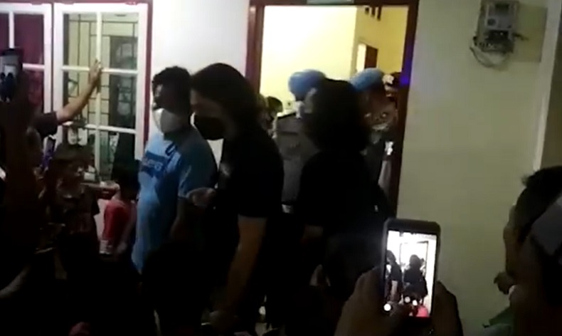 Asyik Mesum di Kos Perempuan, Oknum Polisi di Padang Digerebek Warga