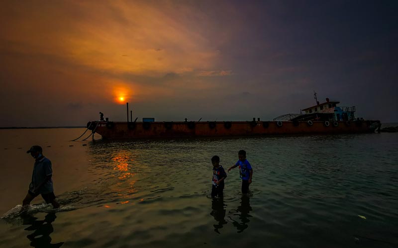 Menghabiskan Libur, Menikmati Senja di Pelabuhan Kali Adem - Bagian 4