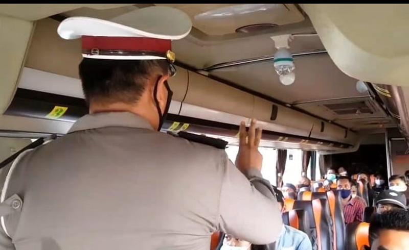 Polisi Hentikan Bus Tujuan Jakarta di Grobogan, Puluhan Penumpang di Swab Antigen