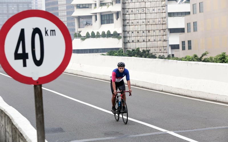 Ratusan Pesepeda Ikuti Uji Coba Jalur Road Bike JLNT Kampung Melayu-Tanah Abang - Bagian 2