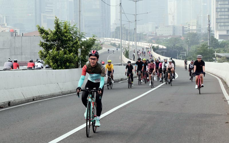 Ratusan Pesepeda Ikuti Uji Coba Jalur Road Bike JLNT Kampung Melayu-Tanah Abang - Bagian 3