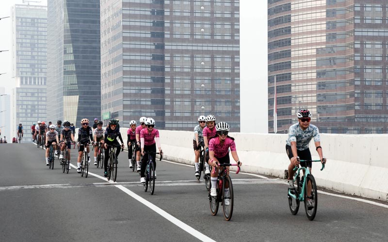 Ratusan Pesepeda Ikuti Uji Coba Jalur Road Bike JLNT Kampung Melayu-Tanah Abang - Bagian 4