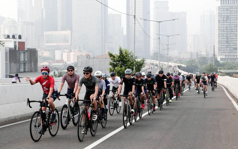 Ratusan Pesepeda Ikuti Uji Coba Jalur Road Bike JLNT Kampung Melayu-Tanah Abang - Bagian 5