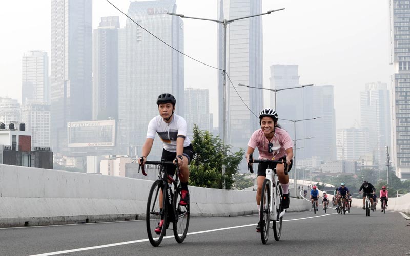 Ratusan Pesepeda Ikuti Uji Coba Jalur Road Bike JLNT Kampung Melayu-Tanah Abang - Bagian 6