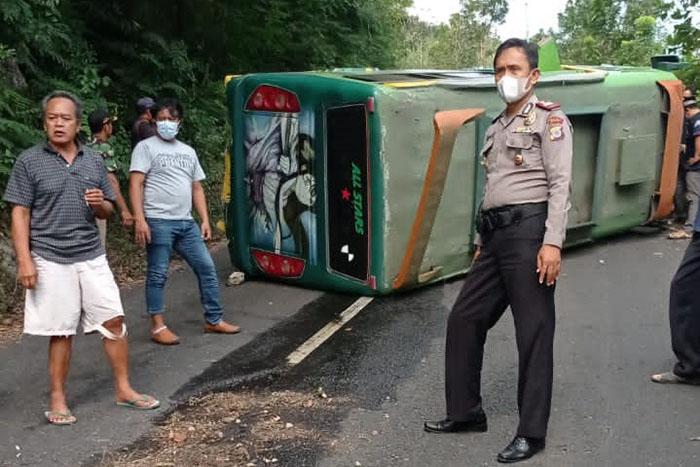 Tak Kuat Menanjak Minibus Bawa Rombongan Takziyah Terguling di Dlingo Bantul