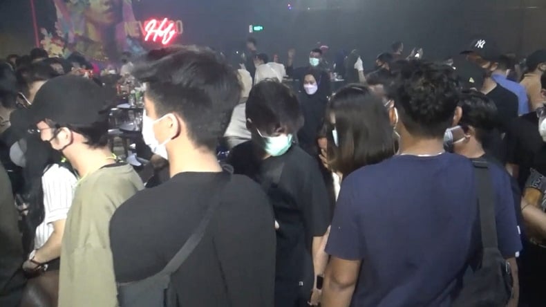Pesta Dugem, Ratusan Muda-Mudi Berdesakan Kabur saat Digerebek Satgas Covid