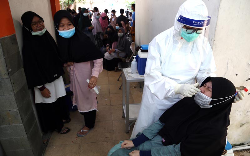 90 Santri di Surabaya Jalani Swab PCR Sebelum Mondok  - Bagian 1