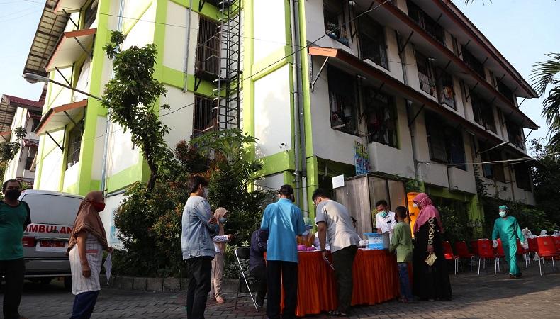Belasan Orang Kena Covid-19, Penghuni Rusun Penjaringansari Surabaya Tes Swab Massal